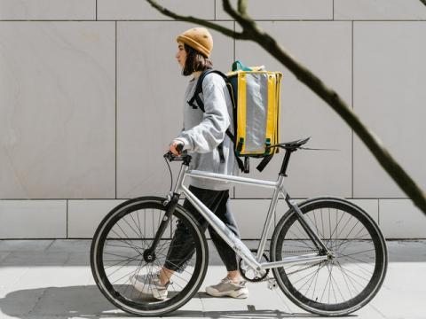 La revanche du vélo cargo électrique : bien plus rapide et plus propre que la camionnette en ville - Article de Novethic